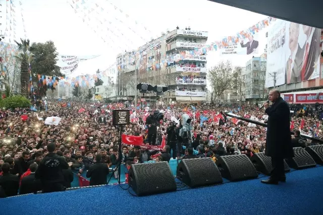 Cumhurbaşkanı Erdoğan: 'Siyaset Beyaz Kefen Giyenlerin İşidir' Cumhurbaşkanı Erdoğan: 'Siyaset Beyaz Kefen Giyenlerin İşidir'