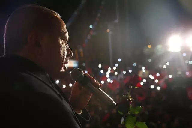 Cumhurbaşkanı Erdoğan: 'Siyaset Beyaz Kefen Giyenlerin İşidir' Cumhurbaşkanı Erdoğan: 'Siyaset Beyaz Kefen Giyenlerin İşidir'