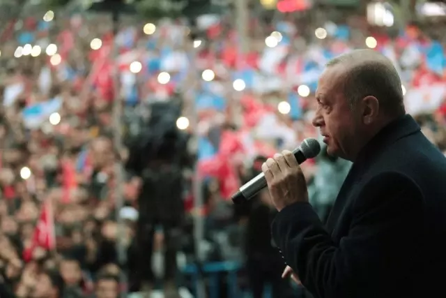Cumhurbaşkanı Erdoğan: 'Siyaset Beyaz Kefen Giyenlerin İşidir' Cumhurbaşkanı Erdoğan: 'Siyaset Beyaz Kefen Giyenlerin İşidir'