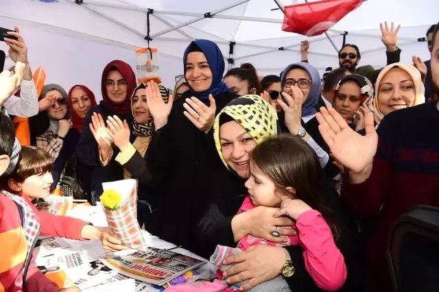Fatma Betül Sayan Kaya ve Şeyma Döğücü'den Coşkulu 'Sevgi Yürüyüşü'