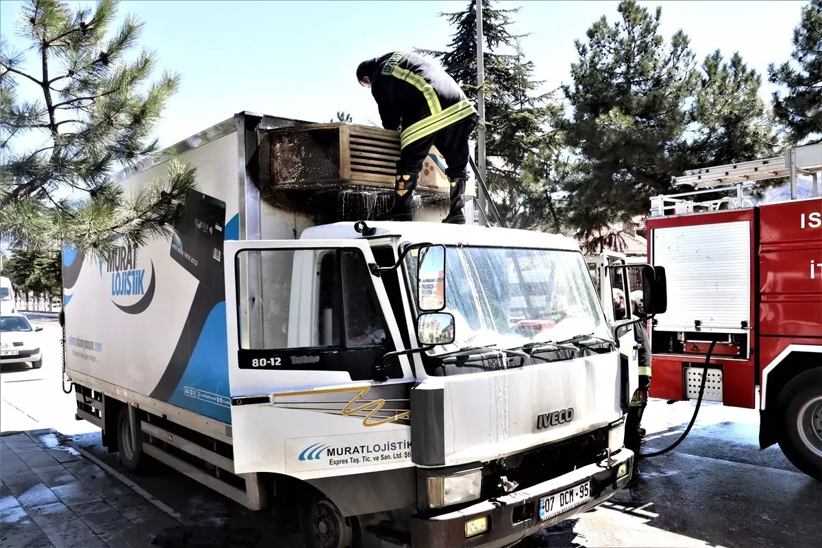 Isparta'da Seyir Halindeki Gıda Yüklü Kamyonda Yangın
