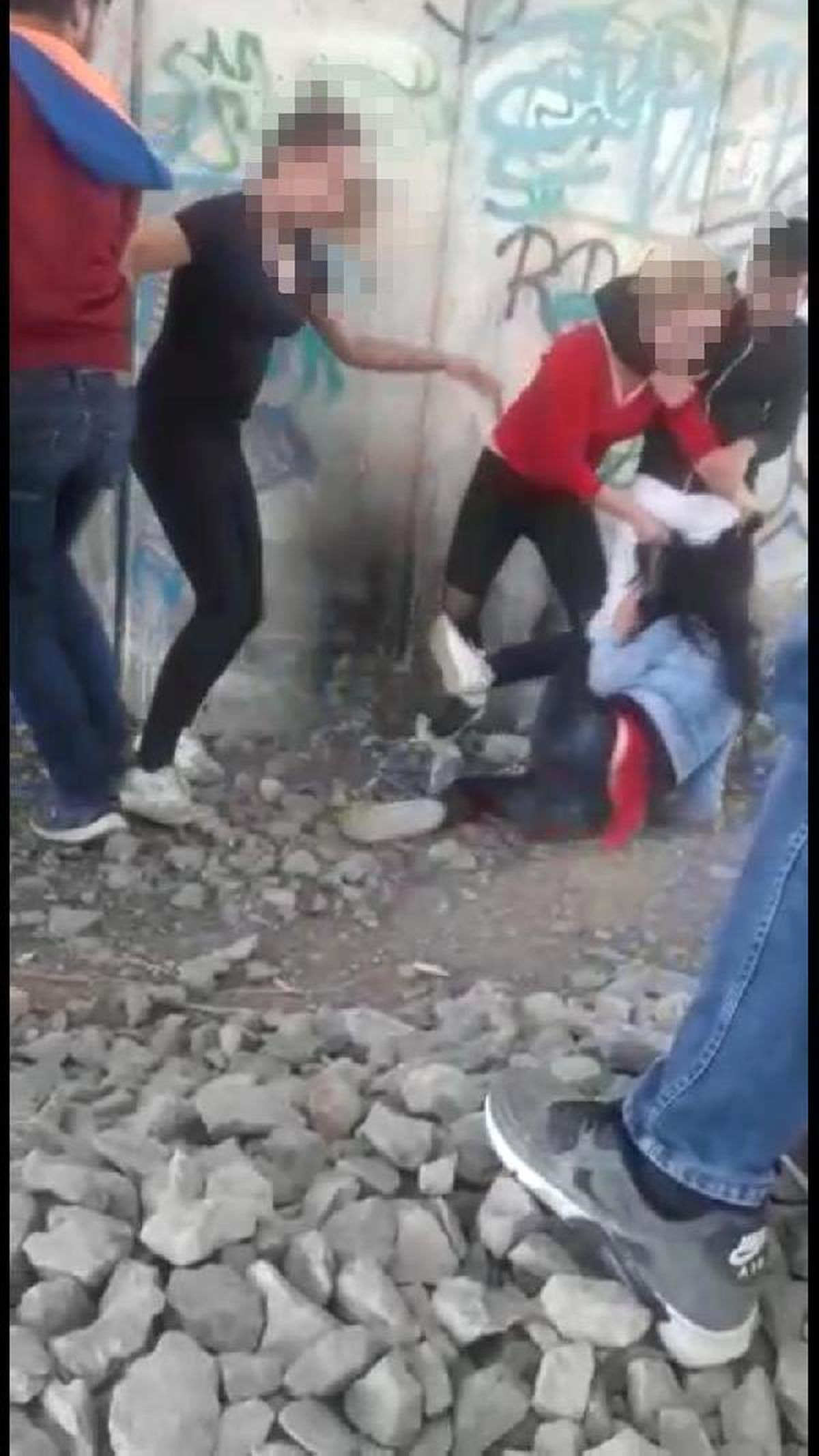Genç Kızı Saçlarından Tutup Tekme Tokat Dövdüler, Dehşeti Kaydettiler