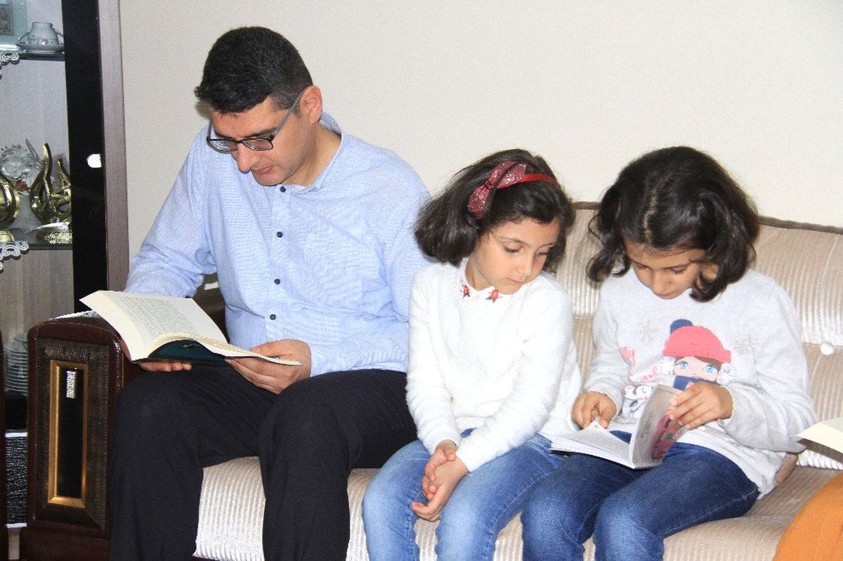 Öğretmenin Kitap Okuma Aşkı Evlere Taşındı