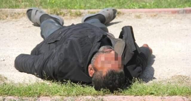 Polis, Parkta Baygın Halde Yatan Kişinin Başında Nöbet Tuttu