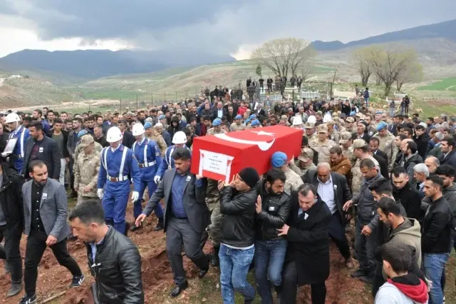 Şehit Asker Şırnak'ta Gözyaşları Arasında Toprağa Verildi Şehit Asker Şırnak'ta Gözyaşları Arasında Toprağa Verildi