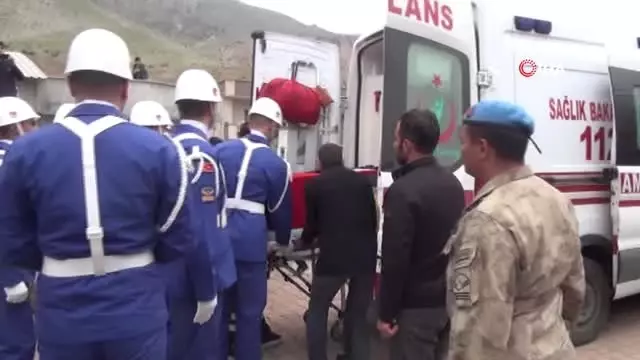 Şehit Asker Şırnak'ta Gözyaşları Arasında Toprağa Verildi Şehit Asker Şırnak'ta Gözyaşları Arasında Toprağa Verildi