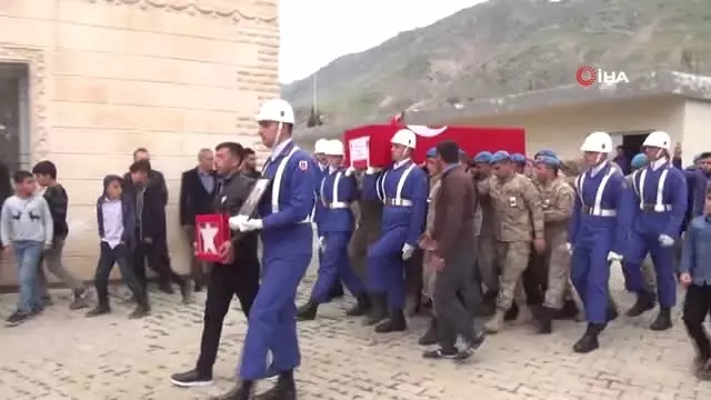 Şehit Asker Şırnak'ta Gözyaşları Arasında Toprağa Verildi Şehit Asker Şırnak'ta Gözyaşları Arasında Toprağa Verildi