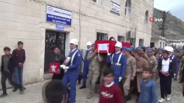 Şehit Asker Şırnak'ta Gözyaşları Arasında Toprağa Verildi Şehit Asker Şırnak'ta Gözyaşları Arasında Toprağa Verildi