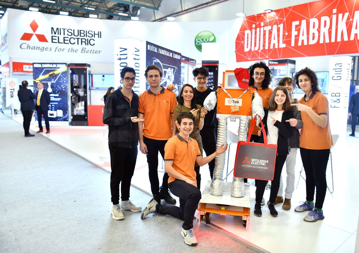 Türkiye'de İlk Kez, Lise Öğrencilerinin Geliştirdiği İnsansı Robot 'RoboTink' Ziyaretçilerle Buluşacak