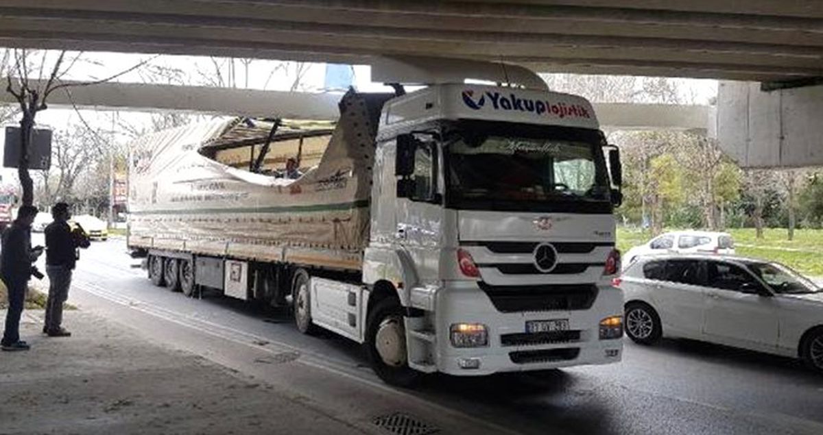İstanbul'da TIR ve Otobüs Üst Geçide Sıkıştı