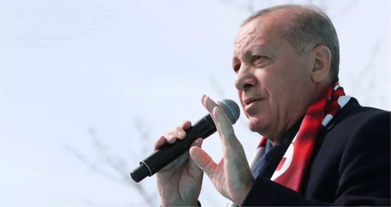 Erdoğan, Bolu'da Bir Aşk Hikayesi Şarkısı Eşliğinde Vatandaşlara Gül Attı