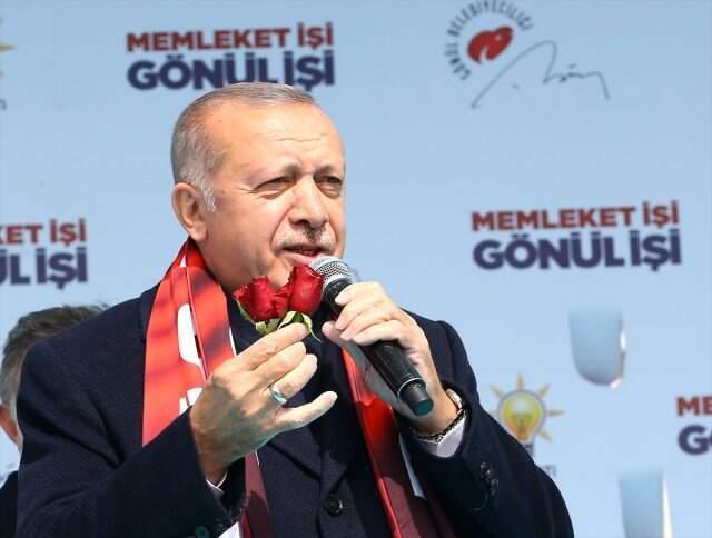 Erdoğan, Bolu'da Bir Aşk Hikayesi Şarkısı Eşliğinde Vatandaşlara Gül Attı