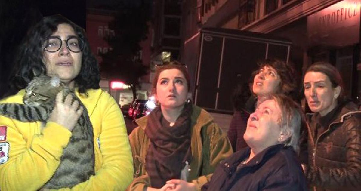 Gece Yarısı 4 Katlı Binadan Yükselen Alevler Mahalleyi Ayağa Kaldırdı
