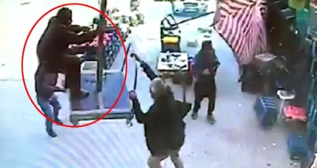 Hal İşçisi, Hortumda Ağırlık Olsun Diye Tuttuğu Şemsiye ile Birlikte Uçtu Hal İşçisi, Hortumda Ağırlık Olsun Diye Tuttuğu Şemsiye ile Birlikte Uçtu