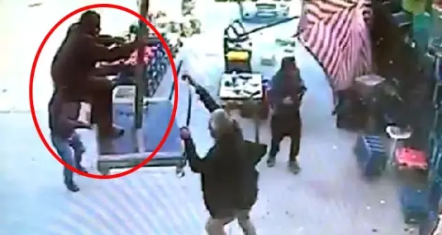 Hal İşçisi, Hortumda Ağırlık Olsun Diye Tuttuğu Şemsiye ile Birlikte Uçtu Hal İşçisi, Hortumda Ağırlık Olsun Diye Tuttuğu Şemsiye ile Birlikte Uçtu