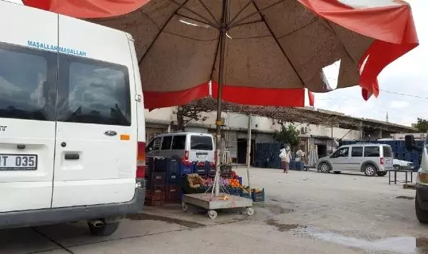 Hal İşçisi, Hortumda Ağırlık Olsun Diye Tuttuğu Şemsiye ile Birlikte Uçtu Hal İşçisi, Hortumda Ağırlık Olsun Diye Tuttuğu Şemsiye ile Birlikte Uçtu