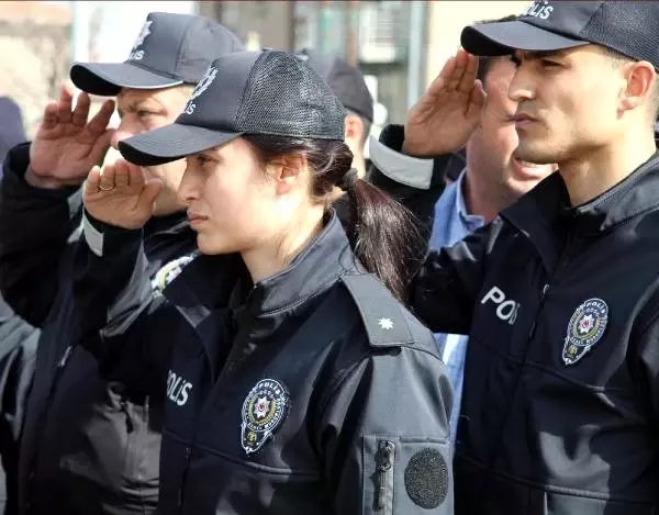 Kayseri'de Meslektaşının Şehit Ettiği Polis İçin Tören Kayseri'de Meslektaşının Şehit Ettiği Polis İçin Tören