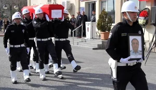 Kayseri'de Meslektaşının Şehit Ettiği Polis İçin Tören Kayseri'de Meslektaşının Şehit Ettiği Polis İçin Tören