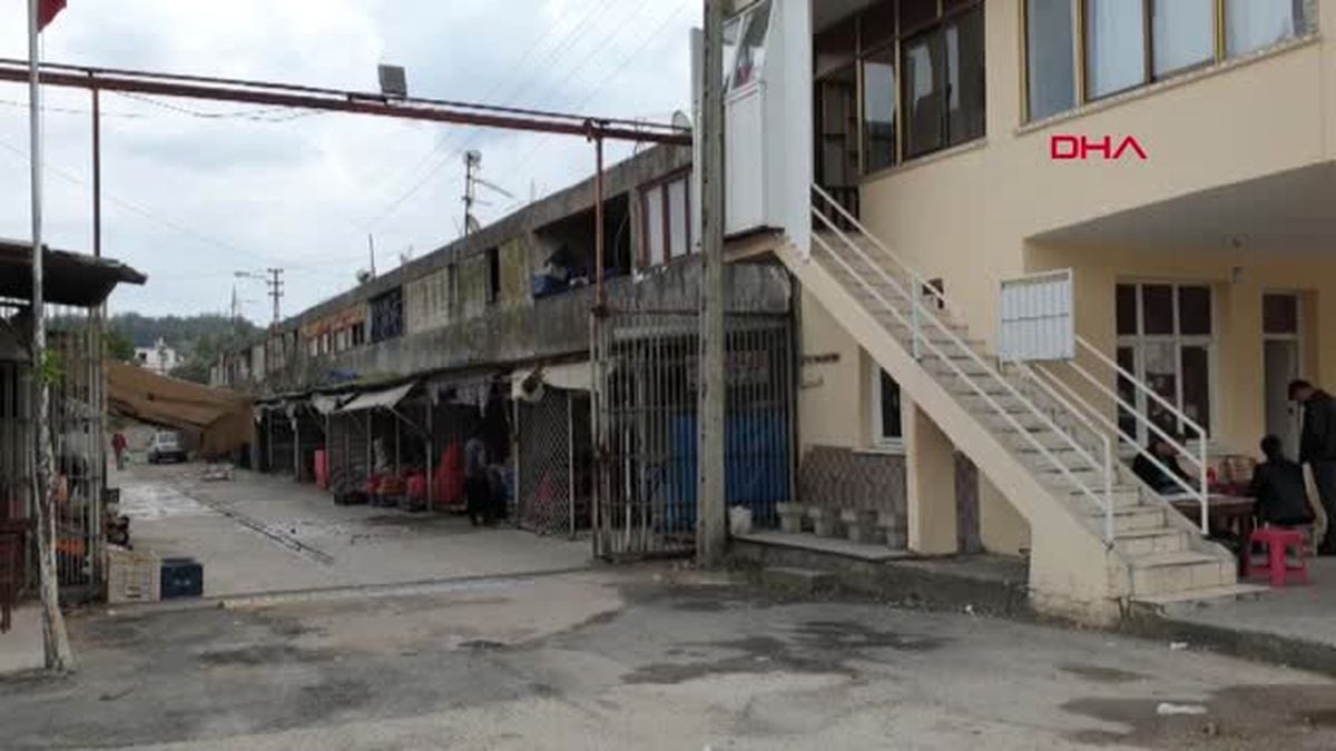Osmaniye Hortum Bir Kişiyi Demir Şemsiye ile Birlikte Havaya Uçurdu