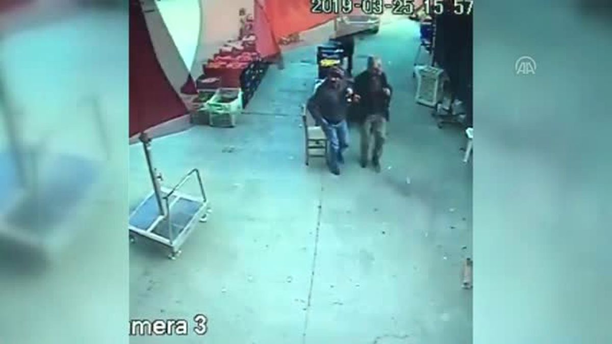 Şiddetli Rüzgarda Tutmaya Çalıştığı Şemsiyeyle Havalandı