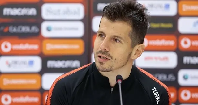 Tecrübeli Futbolcu Emre Belözoğlu'nda Tarihi Görev Tecrübeli Futbolcu Emre Belözoğlu'nda Tarihi Görev