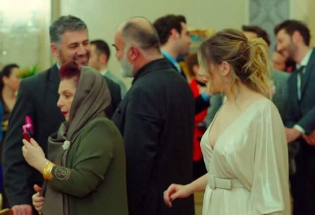 Yasak Elma'nın Yıldız'ı Derin Göğüs Dekoltesiyle Olay Oldu