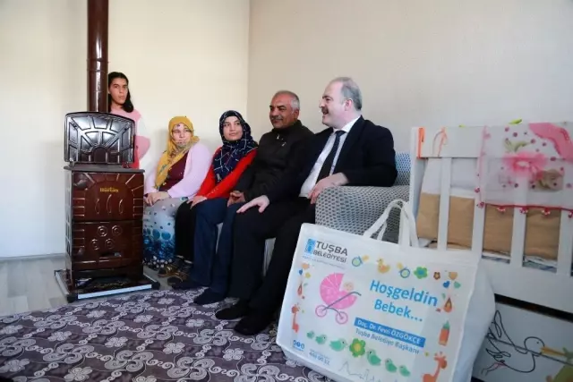 Yeni Doğan Bebeklerin İlk Hediyeleri Başkan Özgökçe'den Yeni Doğan Bebeklerin İlk Hediyeleri Başkan Özgökçe'den