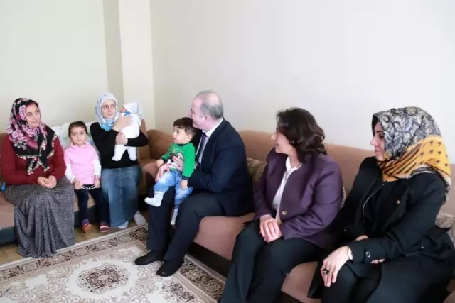 Yeni Doğan Bebeklerin İlk Hediyeleri Başkan Özgökçe'den Yeni Doğan Bebeklerin İlk Hediyeleri Başkan Özgökçe'den