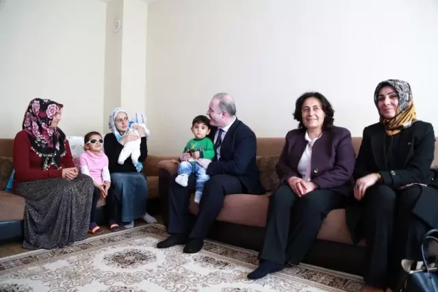 Yeni Doğan Bebeklerin İlk Hediyeleri Başkan Özgökçe'den Yeni Doğan Bebeklerin İlk Hediyeleri Başkan Özgökçe'den