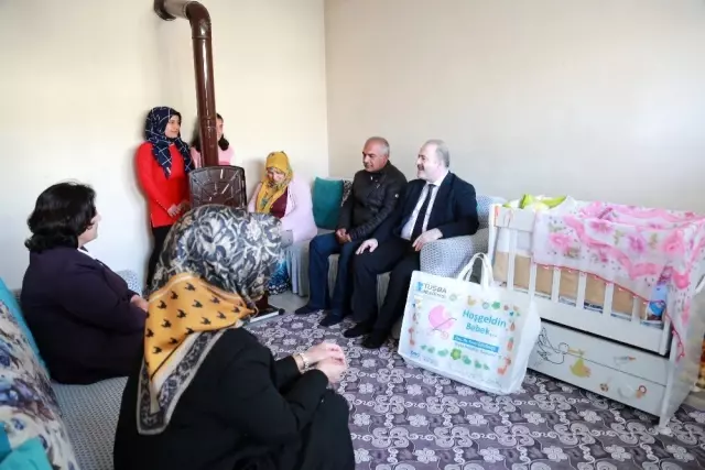Yeni Doğan Bebeklerin İlk Hediyeleri Başkan Özgökçe'den Yeni Doğan Bebeklerin İlk Hediyeleri Başkan Özgökçe'den