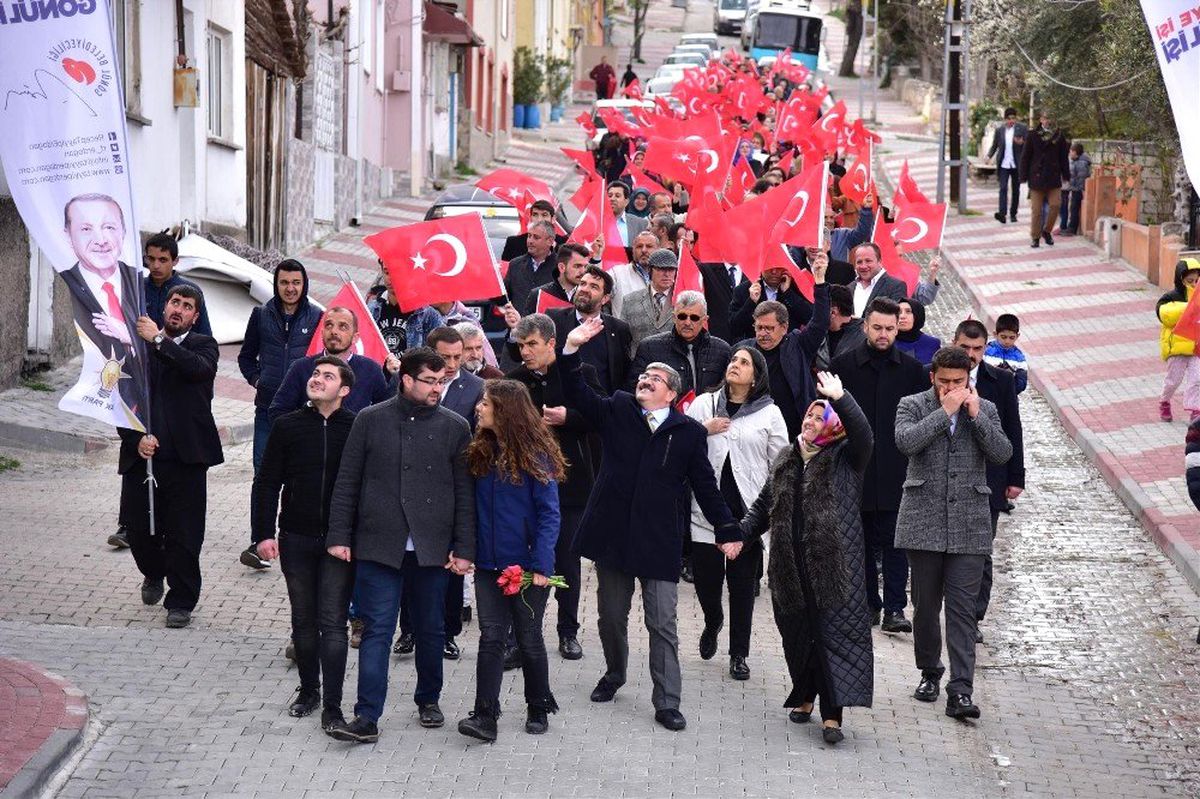 AK Parti'den Cumhuriyet ve İstiklal Mahallesi'nde Gövde Gösterisi