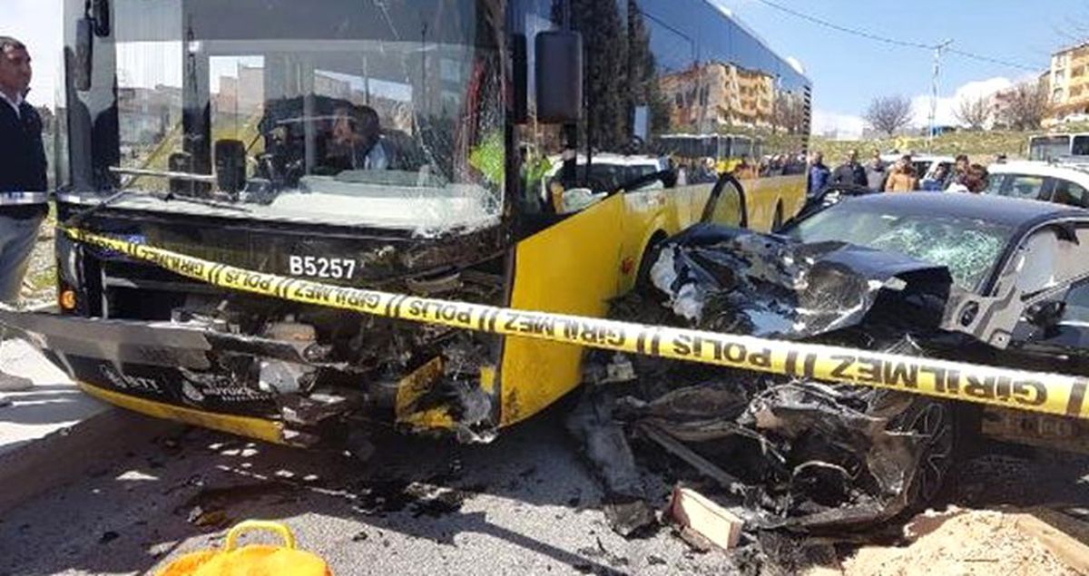 Başakşehir'de Feci Kaza! Kontrolden Çıkan Araç İETT Otobüsüne Çarptı: 1 Ölü, 8 Yaralı