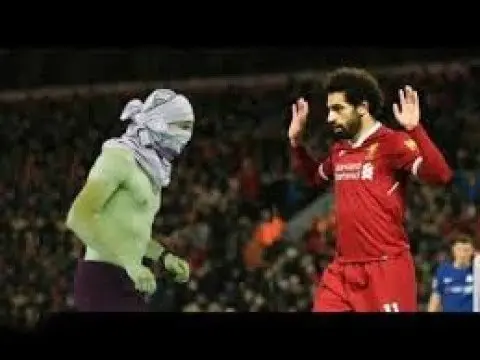 Bu Kişi Birden Bire Muhammed Salah'ın Önünde Belirdi ve Beklenmedik Şeylere İmza Attı ..!! Bu Kişi Birden Bire Muhammed Salah'ın Önünde Belirdi ve Beklenmedik Şeylere İmza Attı ..!!
