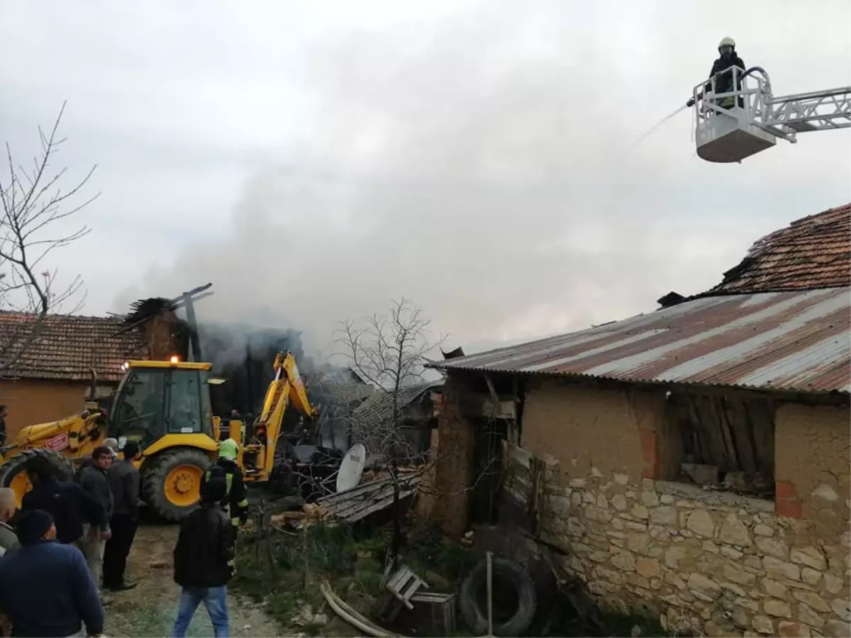 Denizli'de 4 Ev Alevlere Teslim Oldu