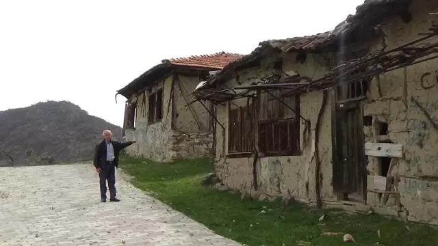 Gediz Depreminde Hayatını Kaybedenler Dualarla Anıldı Gediz Depreminde Hayatını Kaybedenler Dualarla Anıldı