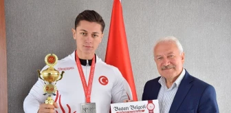 Lapsekili Vücut Geliştirme Şampiyonu Şener'e Belediye Başkanı Yılmaz'dan Destek