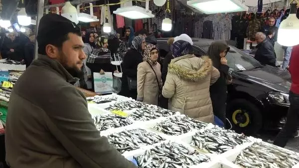 forumagel.com Pazar Ortasına Bırakılan Araç Pazarcıları İsyan Ettirdi