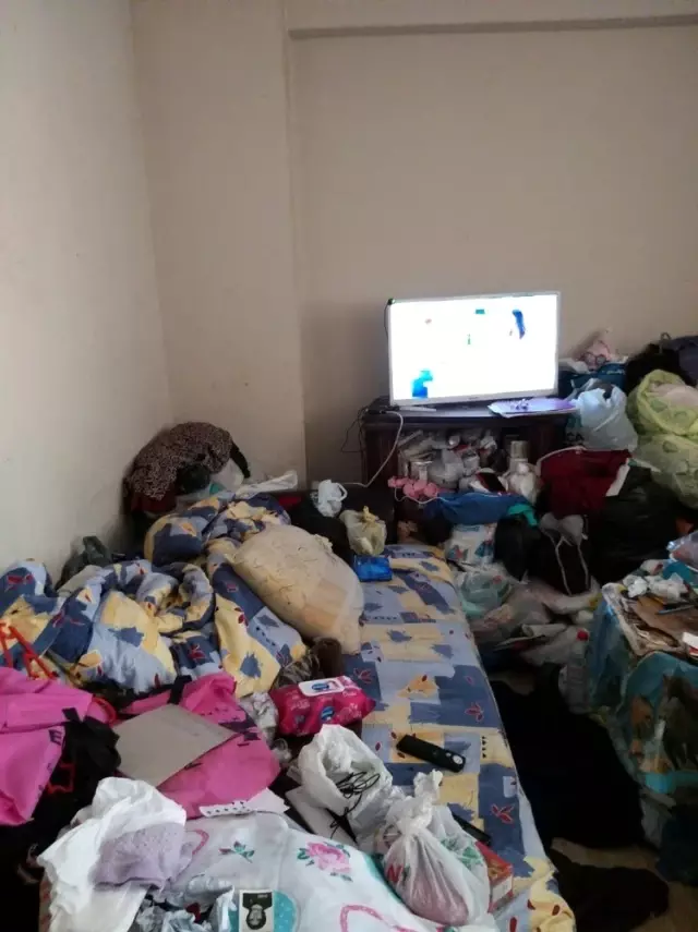 63 Yaşındaki Kadının Evinden 5 Kamyon Çöp Çıktı 63 Yaşındaki Kadının Evinden 5 Kamyon Çöp Çıktı
