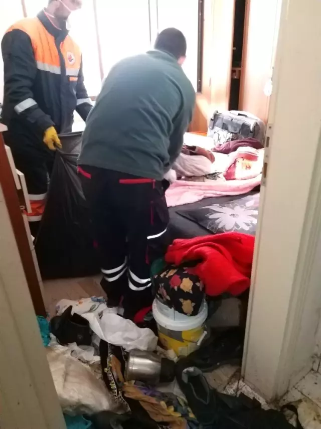63 Yaşındaki Kadının Evinden 5 Kamyon Çöp Çıktı 63 Yaşındaki Kadının Evinden 5 Kamyon Çöp Çıktı