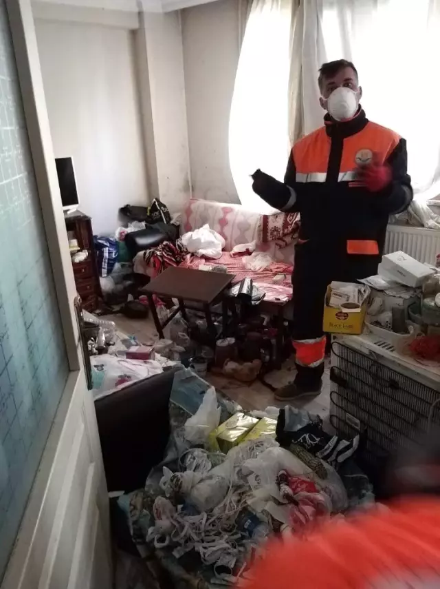 63 Yaşındaki Kadının Evinden 5 Kamyon Çöp Çıktı 63 Yaşındaki Kadının Evinden 5 Kamyon Çöp Çıktı