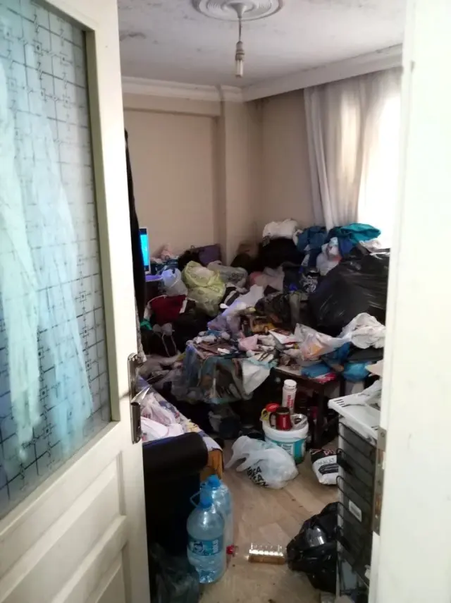 63 Yaşındaki Kadının Evinden 5 Kamyon Çöp Çıktı 63 Yaşındaki Kadının Evinden 5 Kamyon Çöp Çıktı