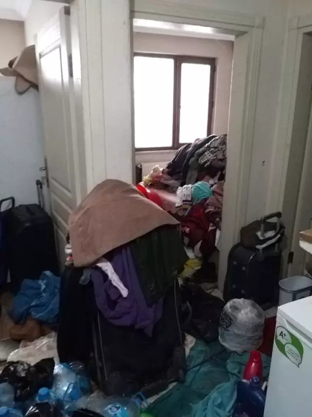 63 Yaşındaki Kadının Evinden 5 Kamyon Çöp Çıktı 63 Yaşındaki Kadının Evinden 5 Kamyon Çöp Çıktı