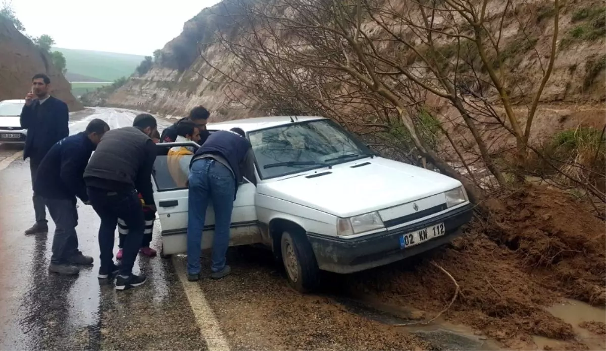 Yola Düşen Ağaç Kazaya Neden Oldu - Haberler