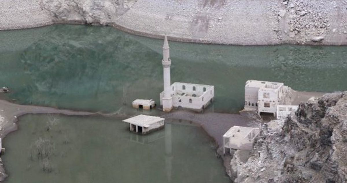 Artvin'de Yağışların Az Olması ile Baraj Suları Çekildi, Asırlık Köy Ortaya Çıktı