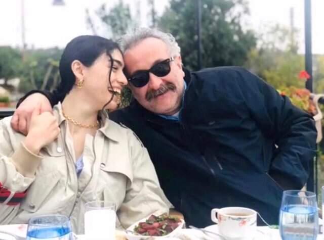 Hazer Ergüçlü ve 19 Yaş Bütük Sevgilisi Onur Ünlü'den Aşk Pozu
