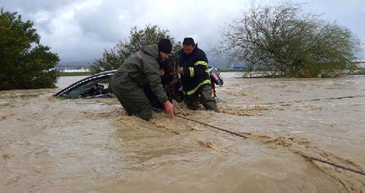 KKTC'yi Sel Vurdu! Evleri Su Bastı, Araçlar Sürüklendi