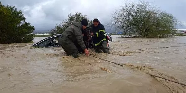 KKTC'yi Sel Vurdu! Evleri Su Bastı, Araçlar Sürüklendi KKTC'yi Sel Vurdu! Evleri Su Bastı, Araçlar Sürüklendi