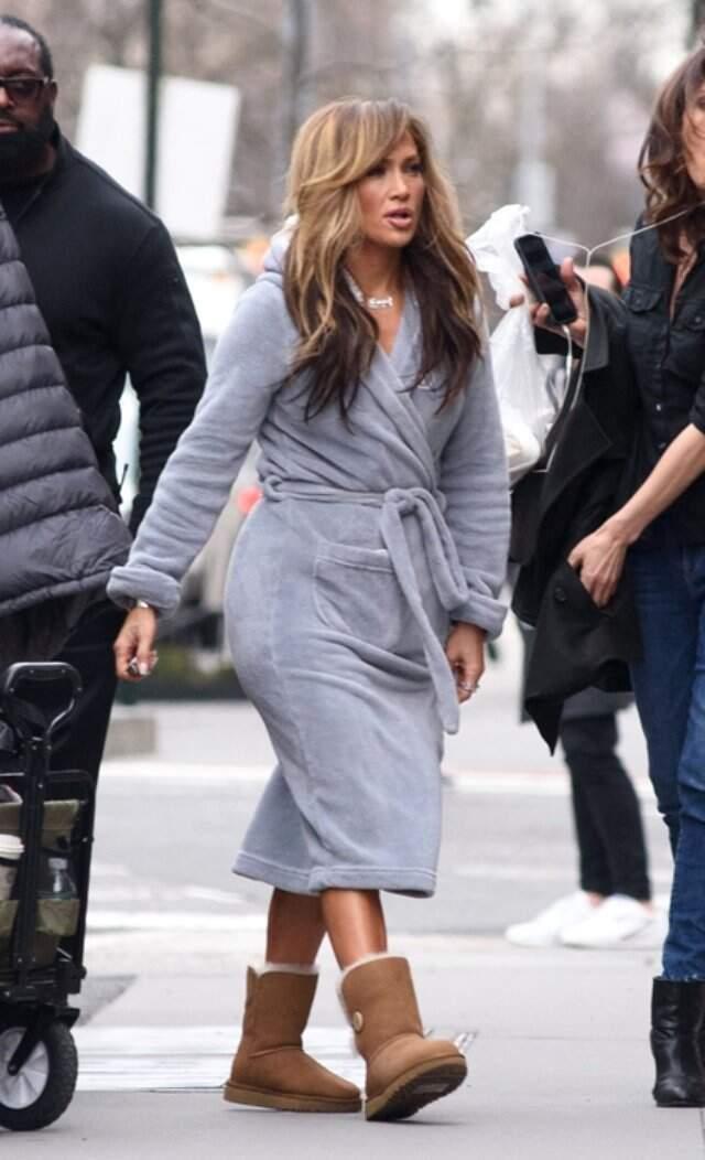Nişanlısı Tarafından Aldatılan Jennifer Lopez, Sokakta Bornozla Yürürken Yakalandı