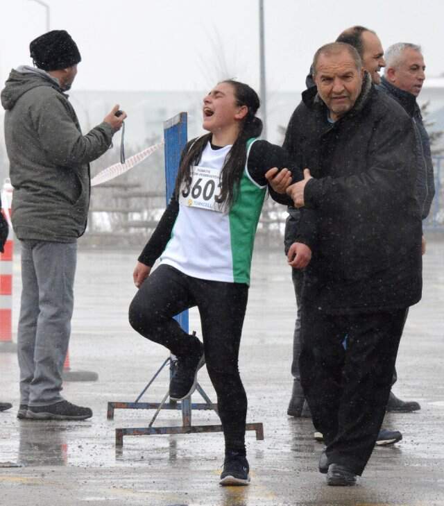 Öğretmenine Verdiği Kazanma Sözünü Tutamayan Ayşe Şaran, Pistte Ağladı