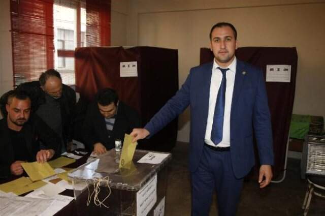 Baba-oğlun Aday Olduğu Mahallede Seçim Heyecanı